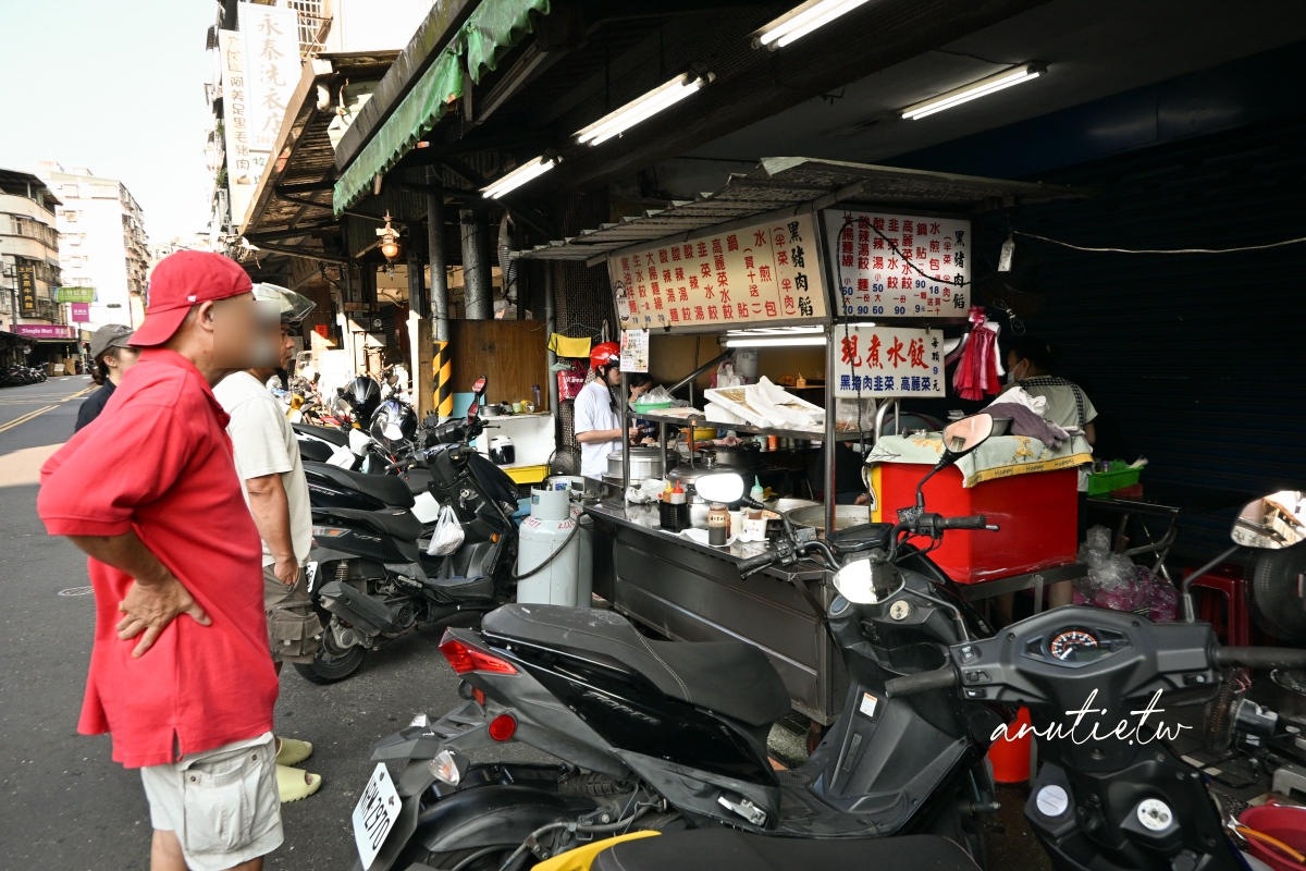 【新北】深坑｜深坑黑豬肉鍋貼水餃，深坑不只臭豆腐，老街反方向的大顆黑豬肉水餃煎餃也很猛！