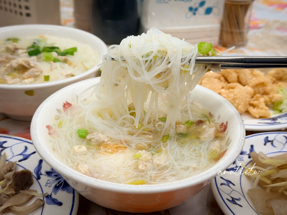 【台北】延三夜市｜旗魚新竹米粉，晚餐宵夜開到開到早上，米粉湯配炸豆腐、豬皮、肝連很台味