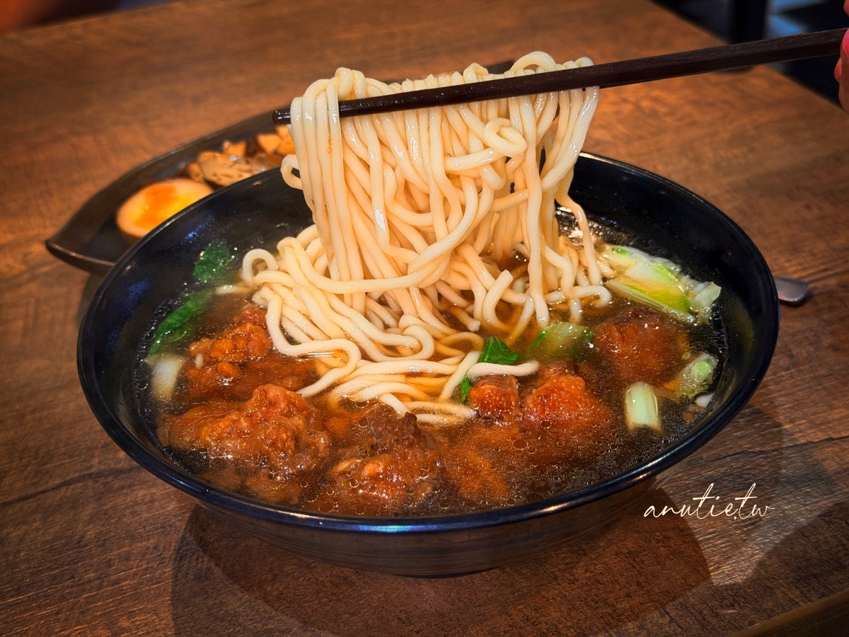 【台北內湖美食】阿肋牛肉麵｜東湖國小旁人氣牛肉麵店，搬家後環境更舒適，牛肉麵、排骨酥麵與滷味都值得一試