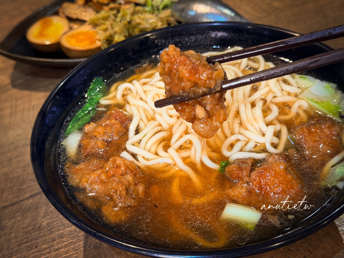【台北內湖美食】阿肋牛肉麵｜東湖國小旁人氣牛肉麵店，搬家後環境更舒適，牛肉麵、排骨酥麵與滷味都值得一試