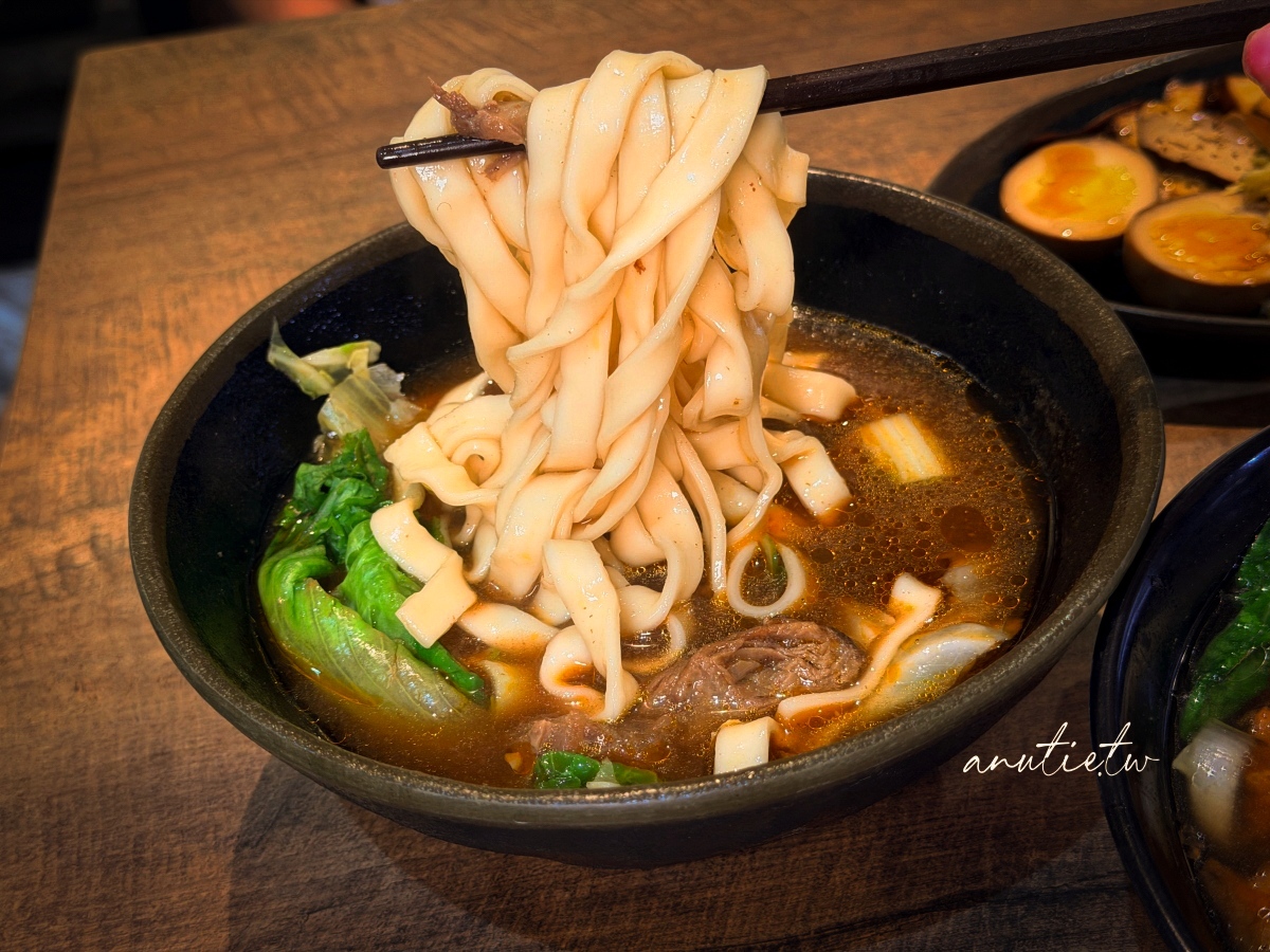 【台北內湖美食】阿肋牛肉麵｜東湖國小旁人氣牛肉麵店，搬家後環境更舒適，牛肉麵、排骨酥麵與滷味都值得一試
