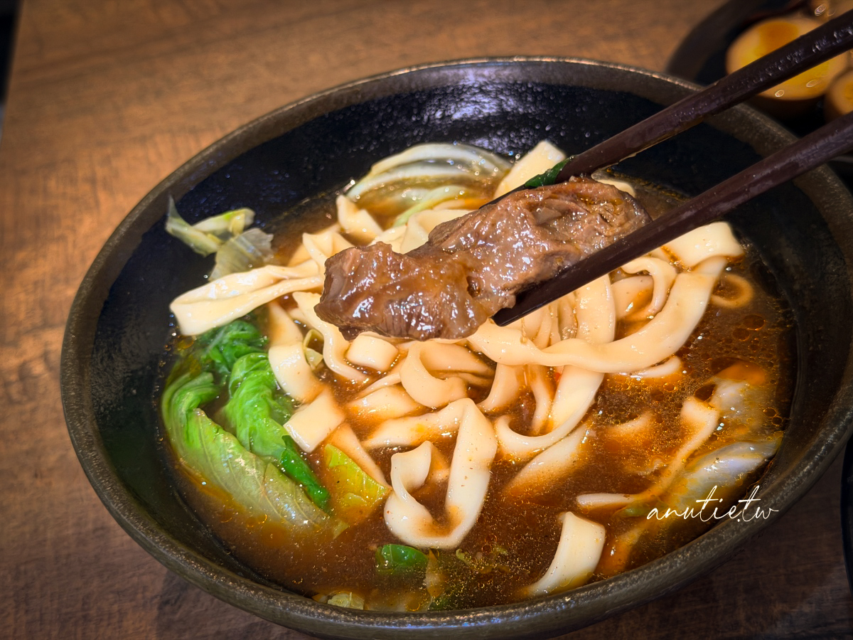 【台北內湖美食】阿肋牛肉麵｜東湖國小旁人氣牛肉麵店，搬家後環境更舒適，牛肉麵、排骨酥麵與滷味都值得一試