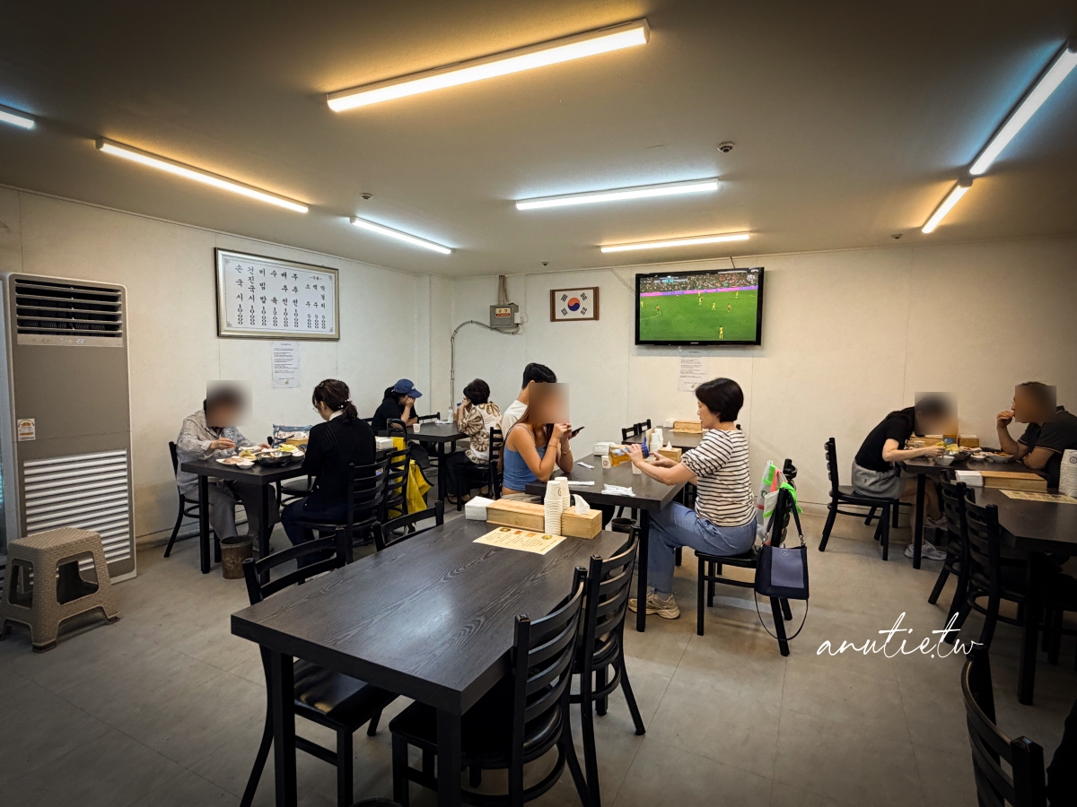 【首爾美食】京東市場｜安東家刀削麵 無菜單料理一號，黑白大廚姨母開的店，現在不用排隊但味道有點失望