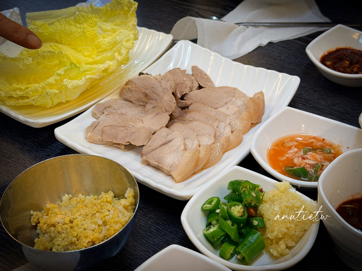 【首爾美食】京東市場｜安東家刀削麵 無菜單料理一號，黑白大廚姨母開的店，現在不用排隊但味道有點失望