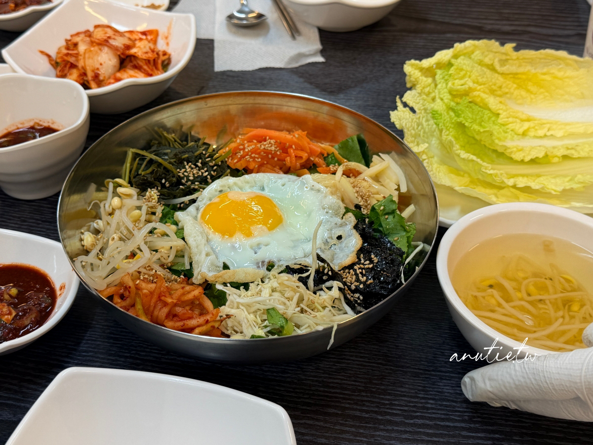 【首爾美食】京東市場｜安東家刀削麵 無菜單料理一號，黑白大廚姨母開的店，現在不用排隊但味道有點失望