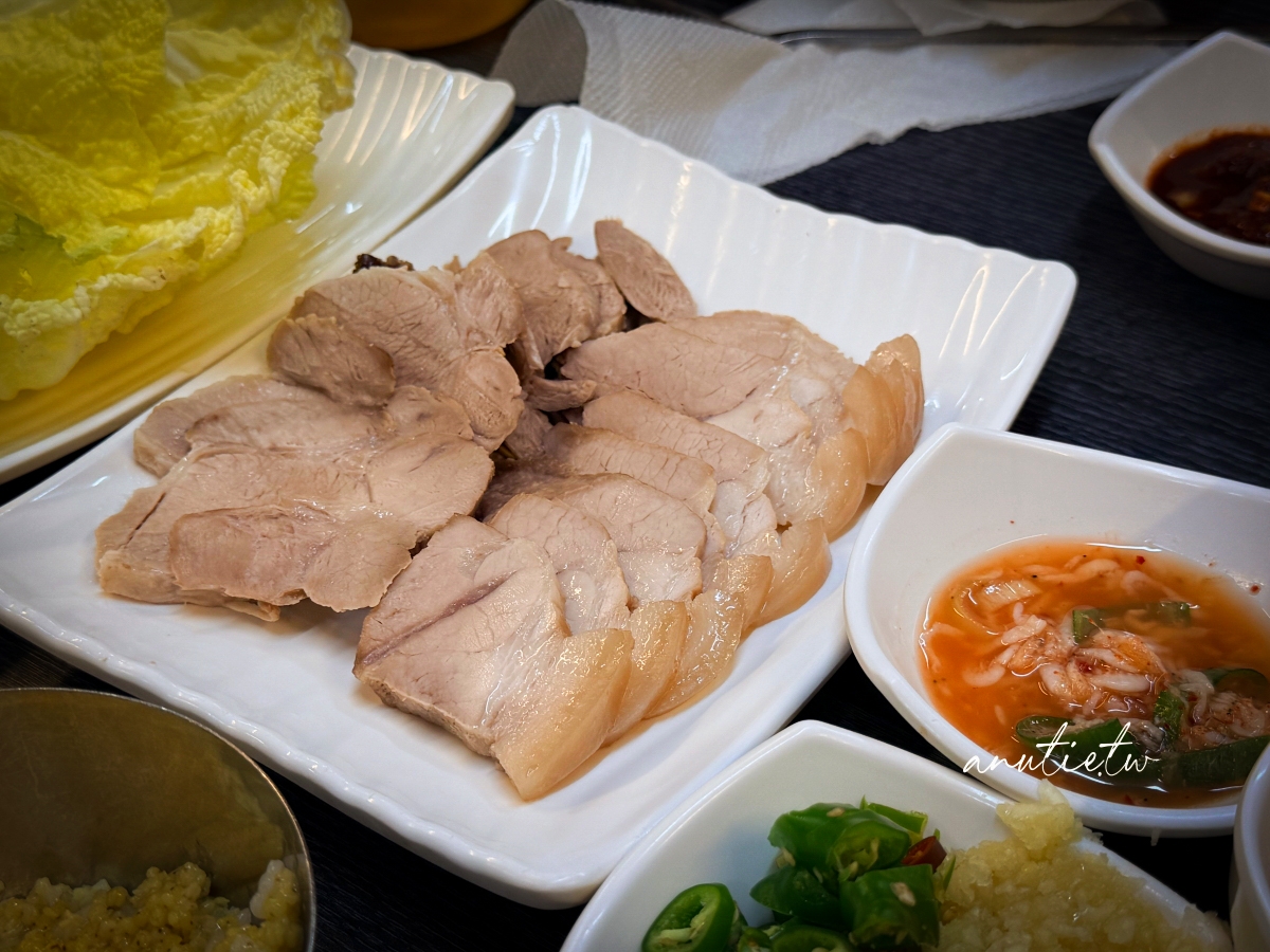【首爾美食】京東市場｜安東家刀削麵 無菜單料理一號，黑白大廚姨母開的店，現在不用排隊但味道有點失望