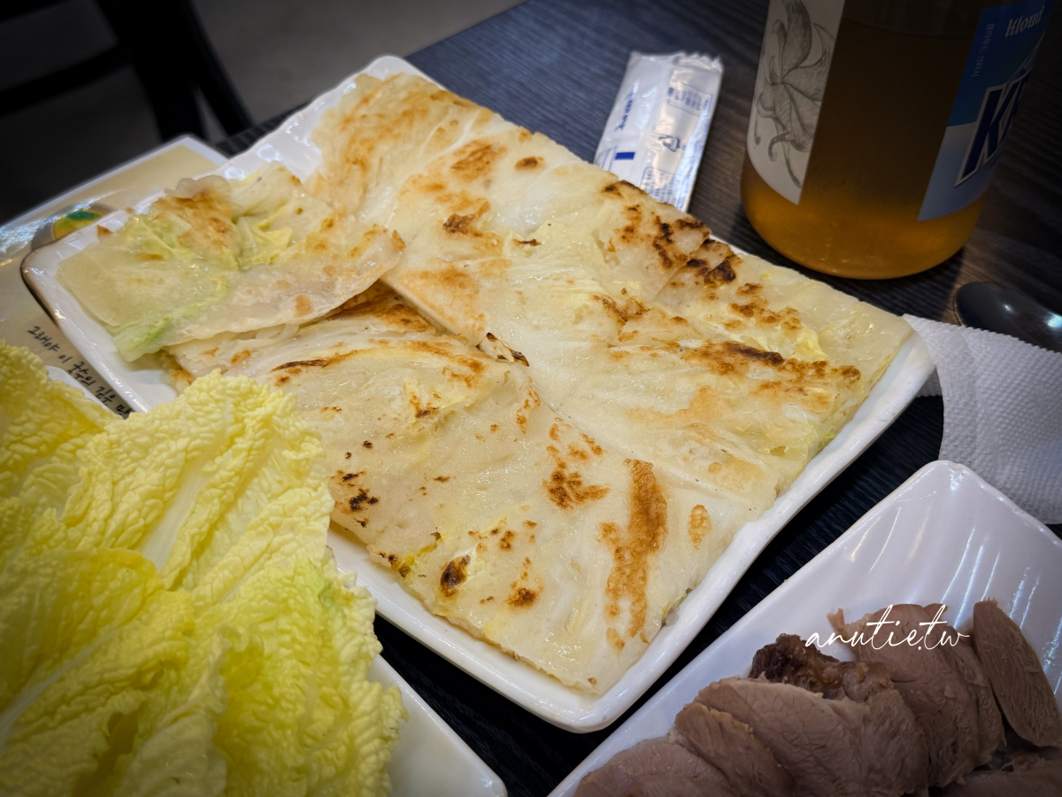 【首爾美食】京東市場｜安東家刀削麵 無菜單料理一號，黑白大廚姨母開的店，現在不用排隊但味道有點失望