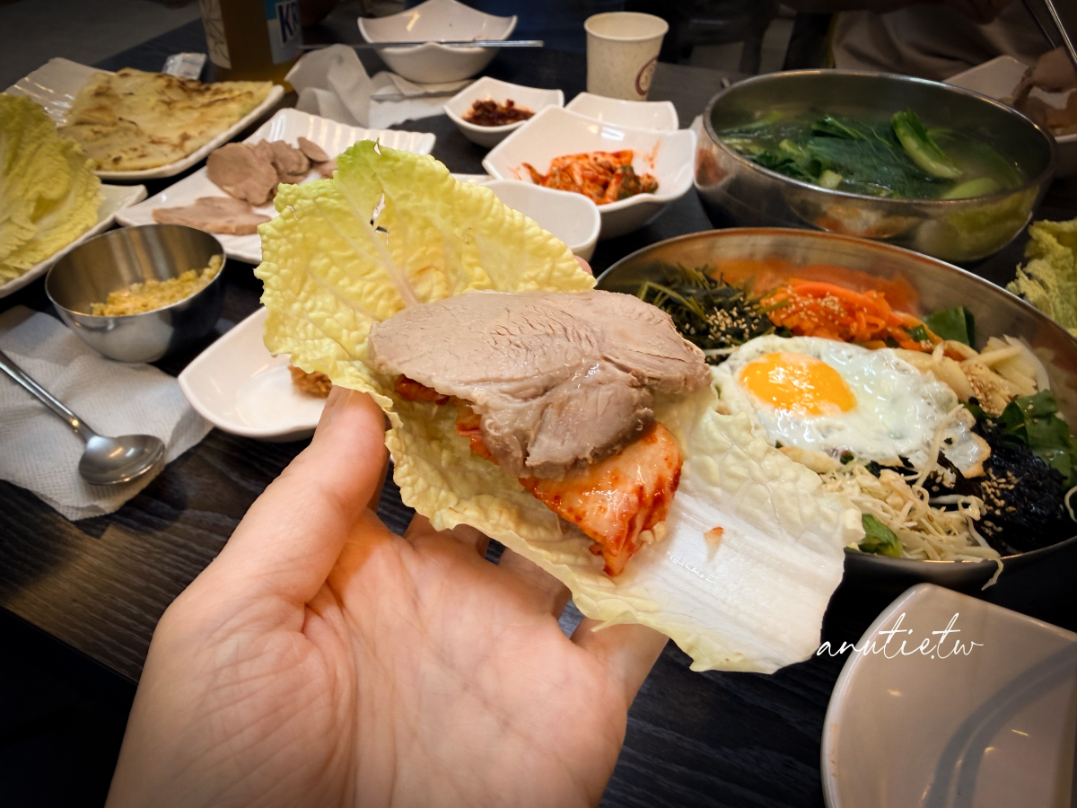 【首爾美食】京東市場｜安東家刀削麵 無菜單料理一號，黑白大廚姨母開的店，現在不用排隊但味道有點失望