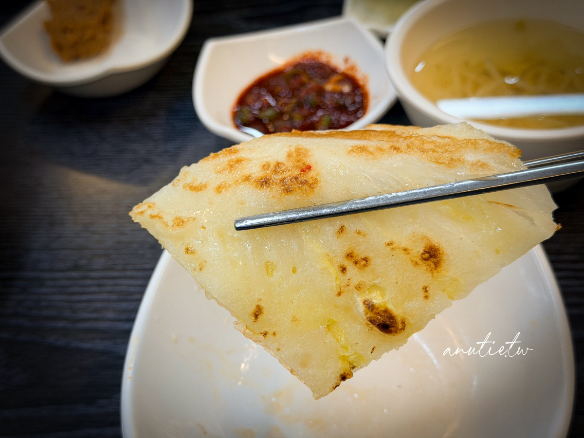 【首爾美食】京東市場｜安東家刀削麵 無菜單料理一號，黑白大廚姨母開的店，現在不用排隊但味道有點失望