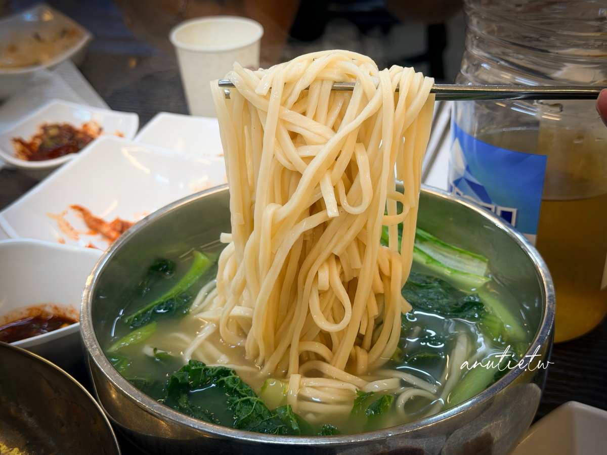 【首爾美食】京東市場｜安東家刀削麵 無菜單料理一號，黑白大廚姨母開的店，現在不用排隊但味道有點失望