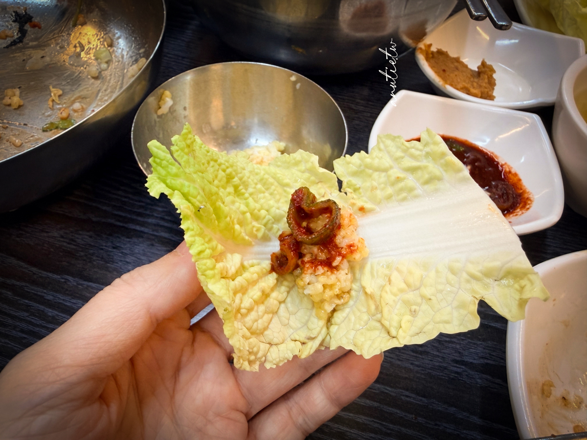 【首爾美食】京東市場｜安東家刀削麵 無菜單料理一號，黑白大廚姨母開的店，現在不用排隊但味道有點失望