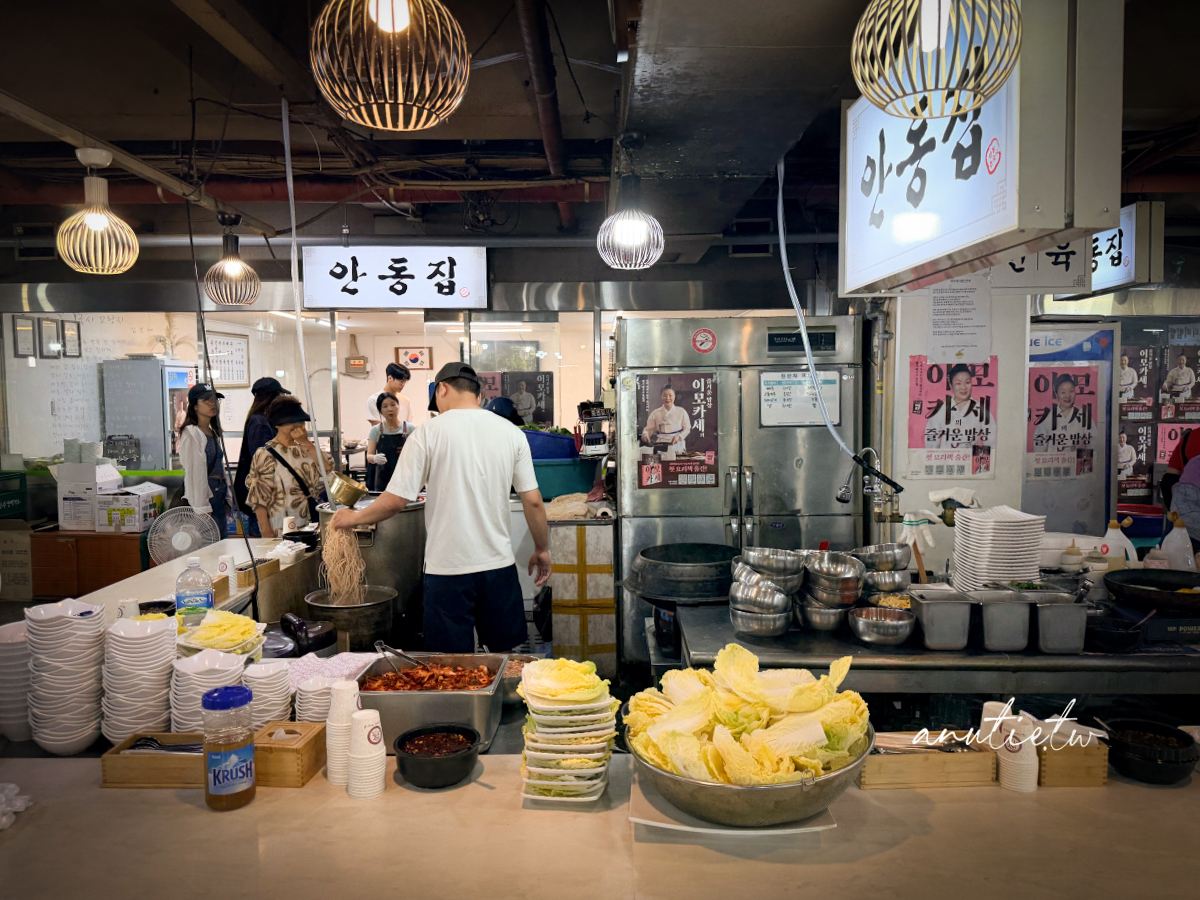 【首爾美食】京東市場｜安東家刀削麵 無菜單料理一號，黑白大廚姨母開的店，現在不用排隊但味道有點失望