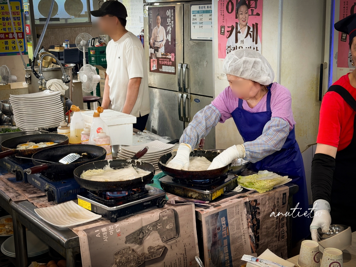 【首爾美食】京東市場｜安東家刀削麵 無菜單料理一號，黑白大廚姨母開的店，現在不用排隊但味道有點失望