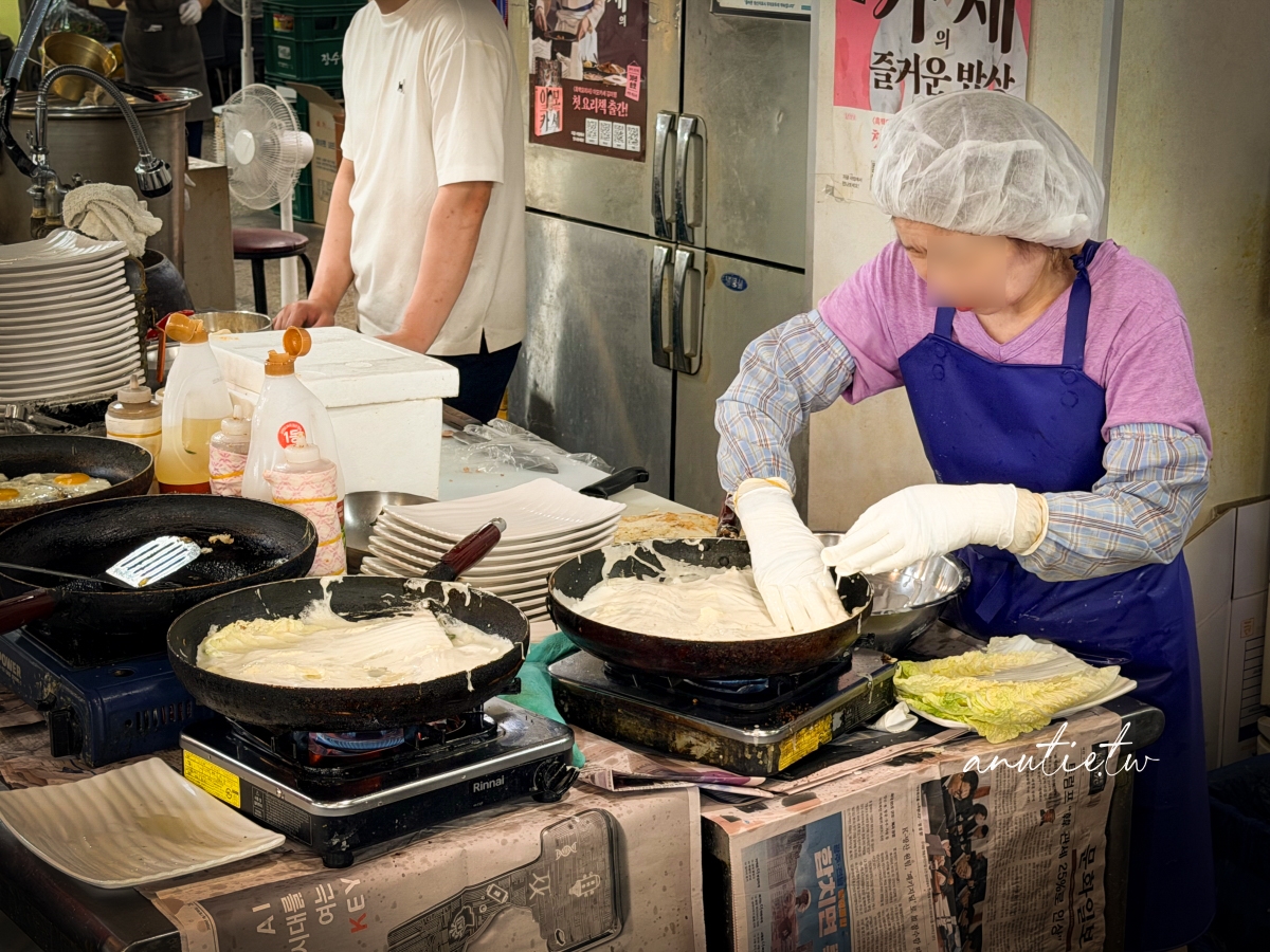 【首爾美食】京東市場｜安東家刀削麵 無菜單料理一號，黑白大廚姨母開的店，現在不用排隊但味道有點失望