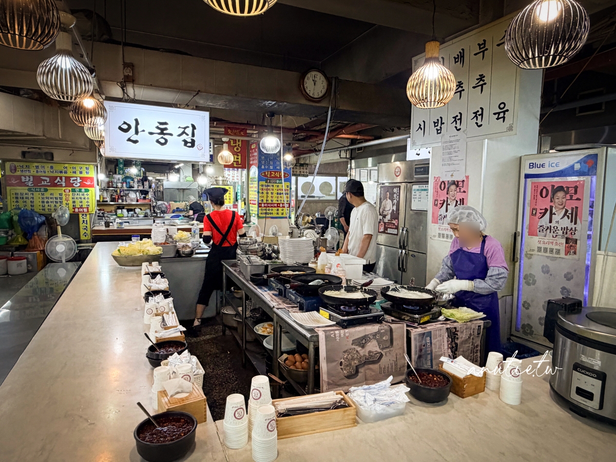 【首爾美食】京東市場｜安東家刀削麵 無菜單料理一號，黑白大廚姨母開的店，現在不用排隊但味道有點失望