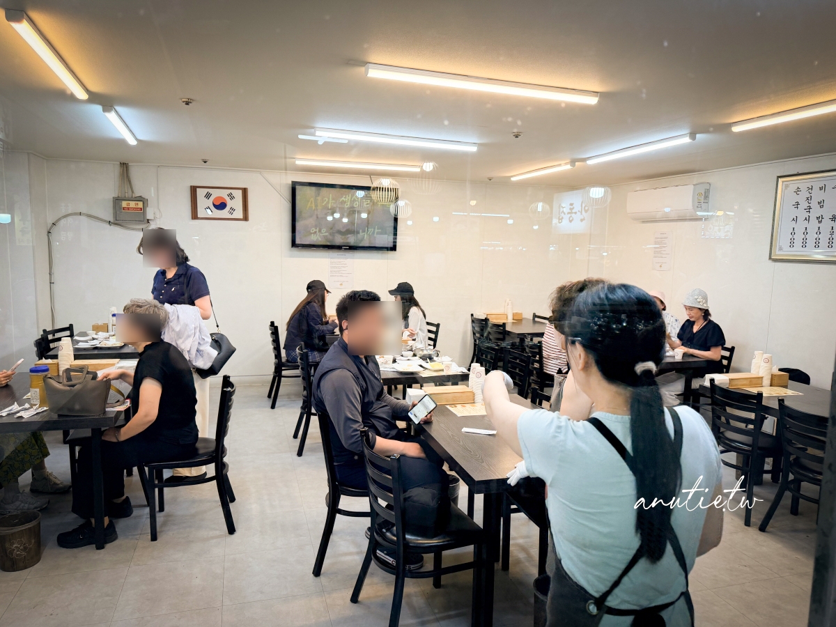 【首爾美食】京東市場｜安東家刀削麵 無菜單料理一號，黑白大廚姨母開的店，現在不用排隊但味道有點失望