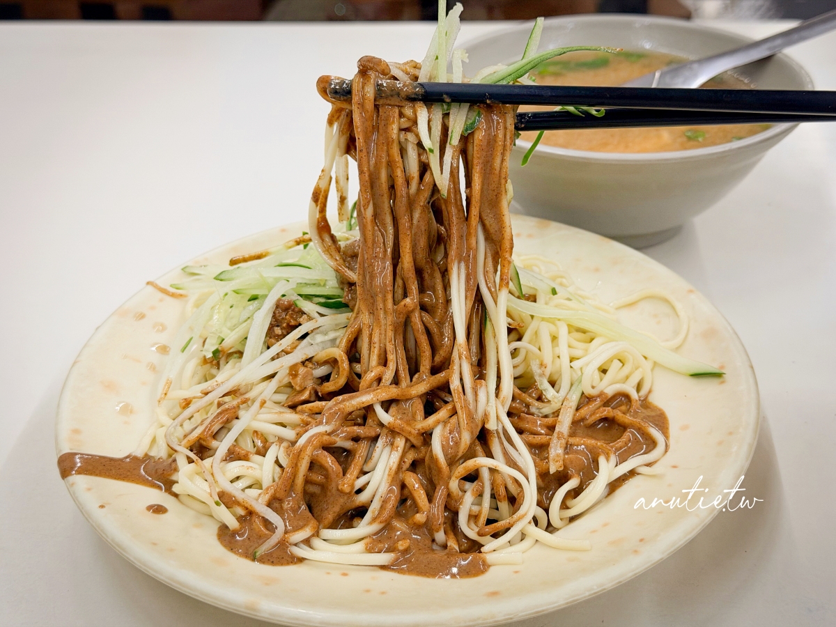 【新北】新店｜老孫涼麵，綜合涼麵加炸醬味道更濃，週末人潮一直來