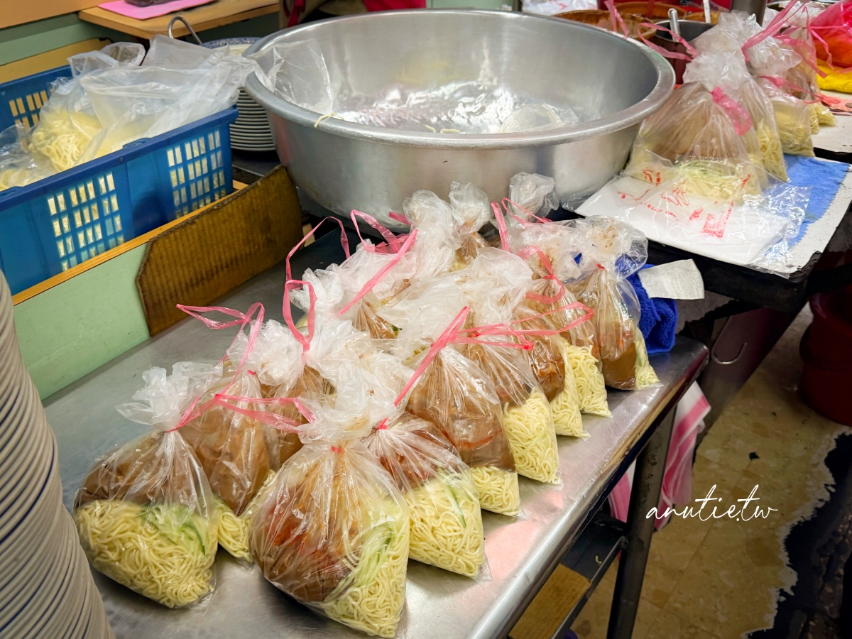 【新北】新店｜老孫涼麵，綜合涼麵加炸醬味道更濃，週末人潮一直來