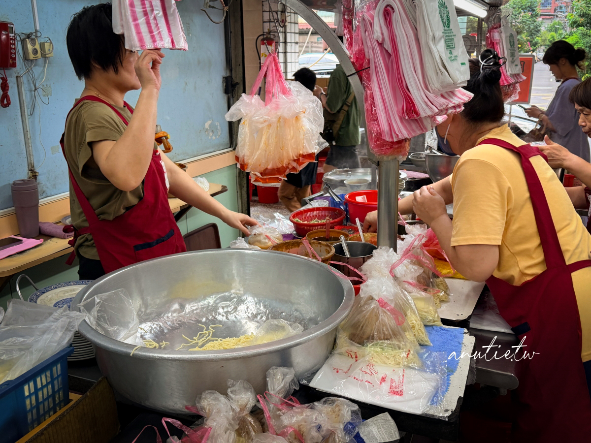 【新北】新店｜老孫涼麵，綜合涼麵加炸醬味道更濃，週末人潮一直來