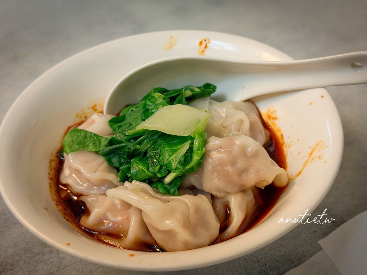 【新北】永和牛肉麵｜南川麵館，竹林路老字號麵館，黃牛肉麵湯頭濃郁、紅油抄手甜辣開胃！