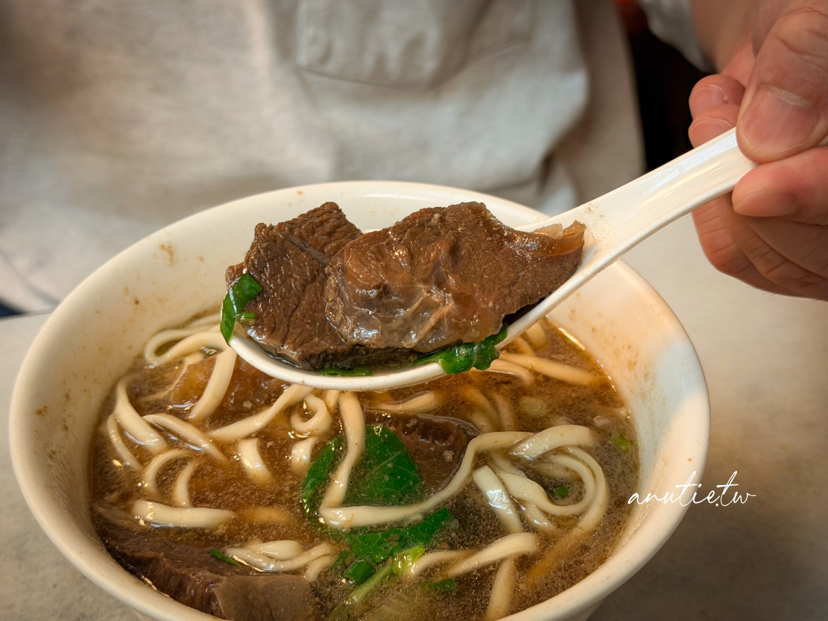 【新北】永和牛肉麵｜南川麵館，竹林路老字號麵館，黃牛肉麵湯頭濃郁、紅油抄手甜辣開胃！