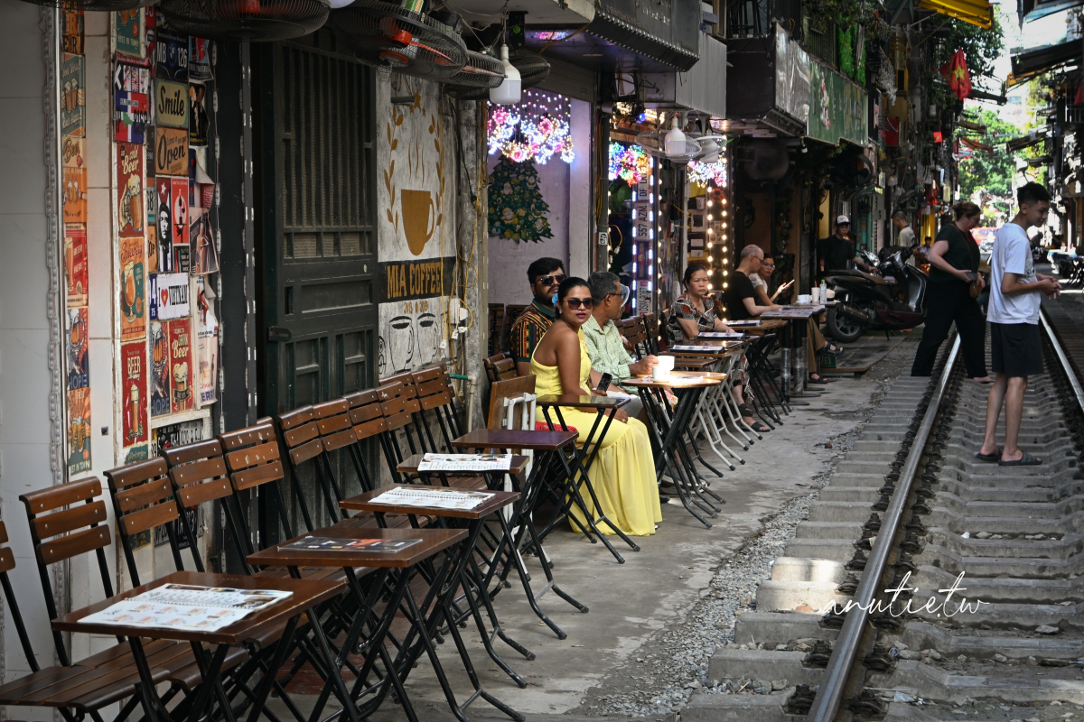 【越南河內旅遊】河內火車咖啡｜Hanoi Train Street 坐在鐵軌旁喝咖啡，火車一來咖啡多了粉塵風味