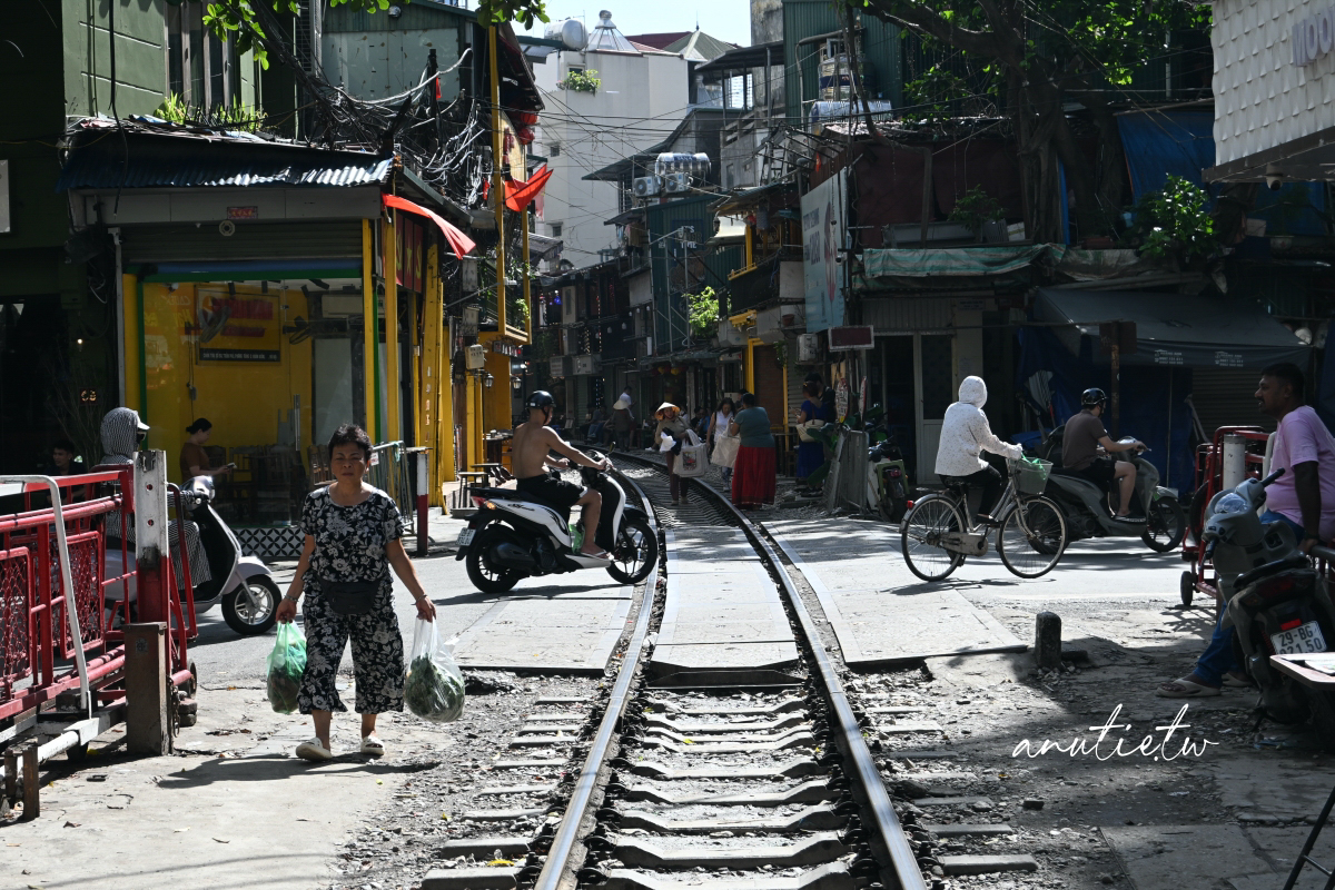 【越南河內旅遊】河內火車咖啡｜Hanoi Train Street 坐在鐵軌旁喝咖啡，火車一來咖啡多了粉塵風味