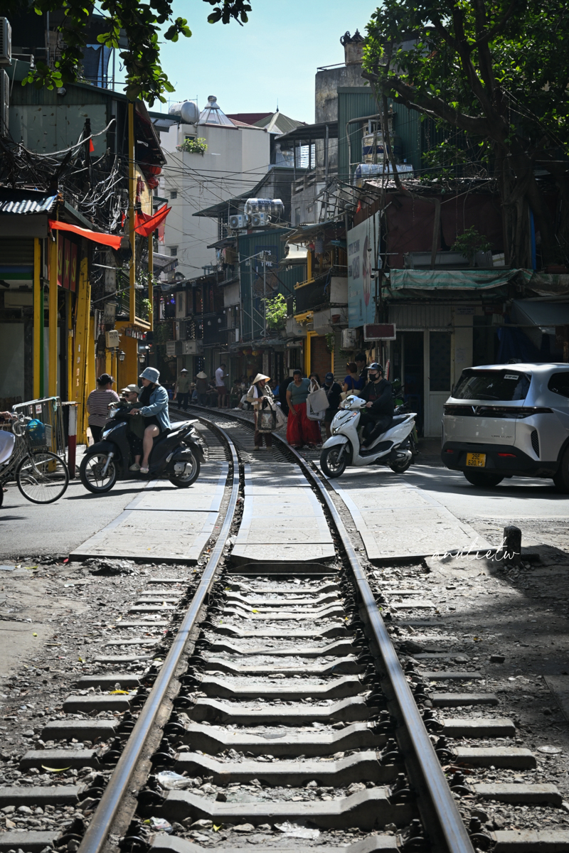 【越南河內旅遊】河內火車咖啡｜Hanoi Train Street 坐在鐵軌旁喝咖啡，火車一來咖啡多了粉塵風味