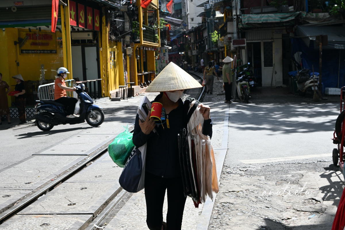 【越南河內旅遊】河內火車咖啡｜Hanoi Train Street 坐在鐵軌旁喝咖啡，火車一來咖啡多了粉塵風味