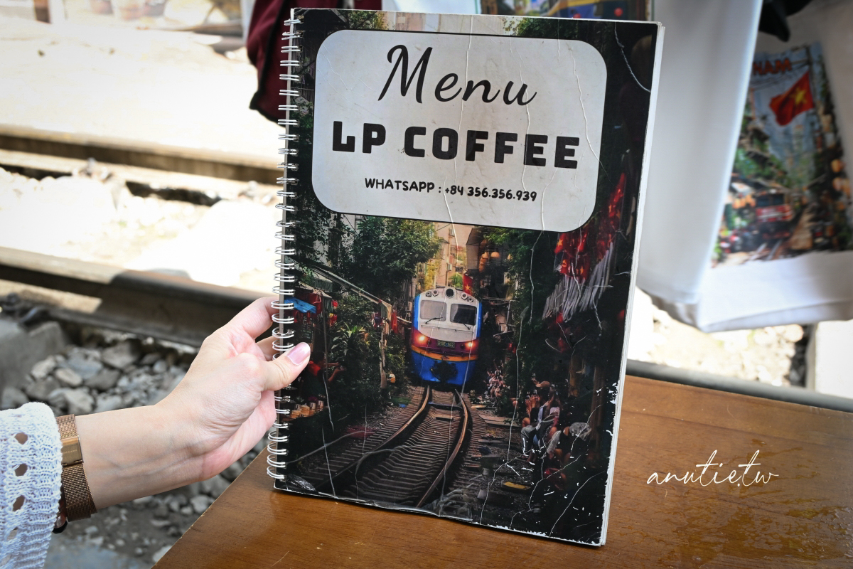 【越南河內旅遊】河內火車咖啡｜Hanoi Train Street 坐在鐵軌旁喝咖啡，火車一來咖啡多了粉塵風味