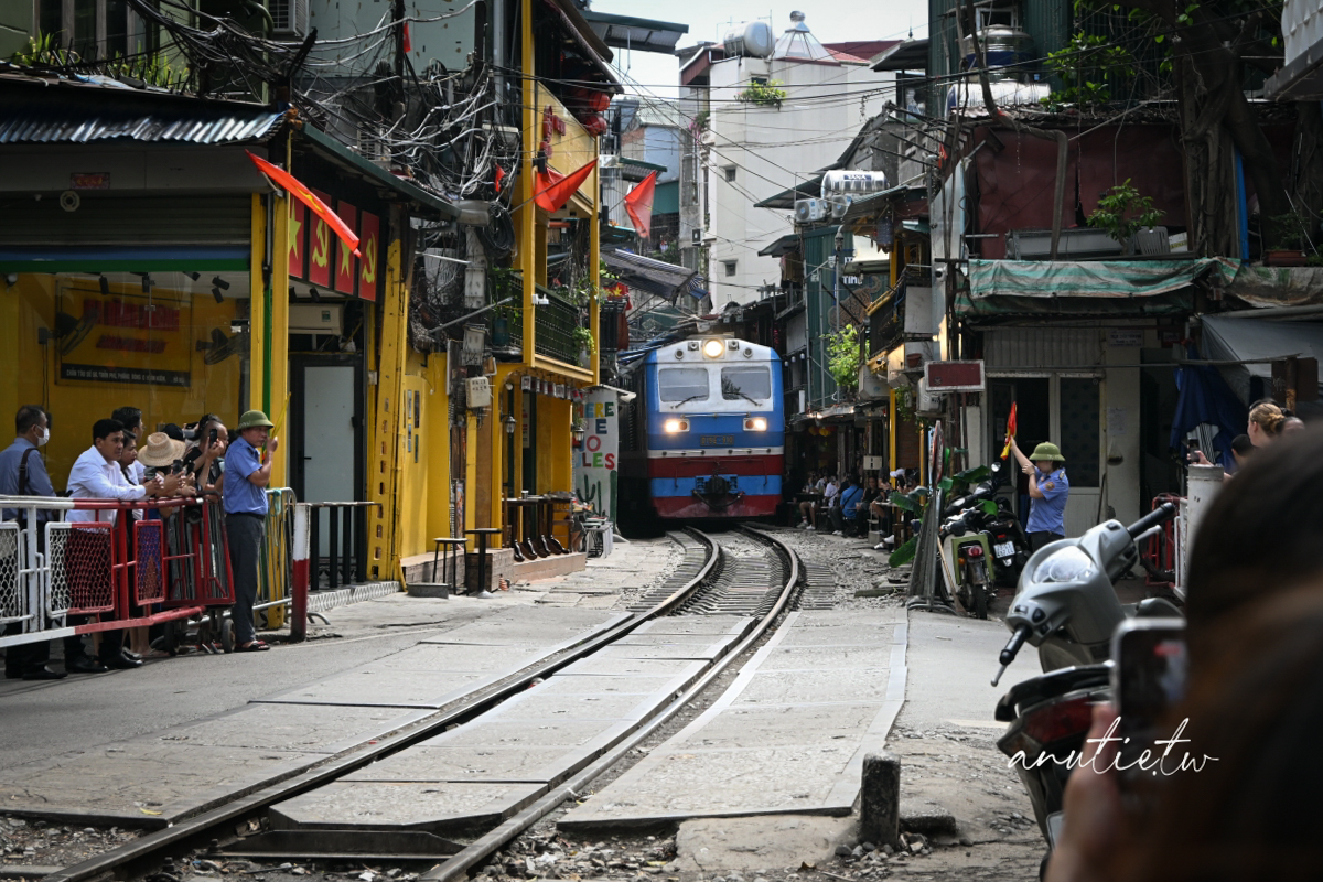 【越南河內旅遊】河內火車咖啡｜Hanoi Train Street 坐在鐵軌旁喝咖啡，火車一來咖啡多了粉塵風味