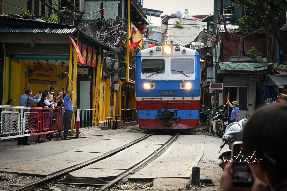 【越南河內旅遊】河內火車咖啡｜Hanoi Train Street 坐在鐵軌旁喝咖啡，火車一來咖啡多了粉塵風味