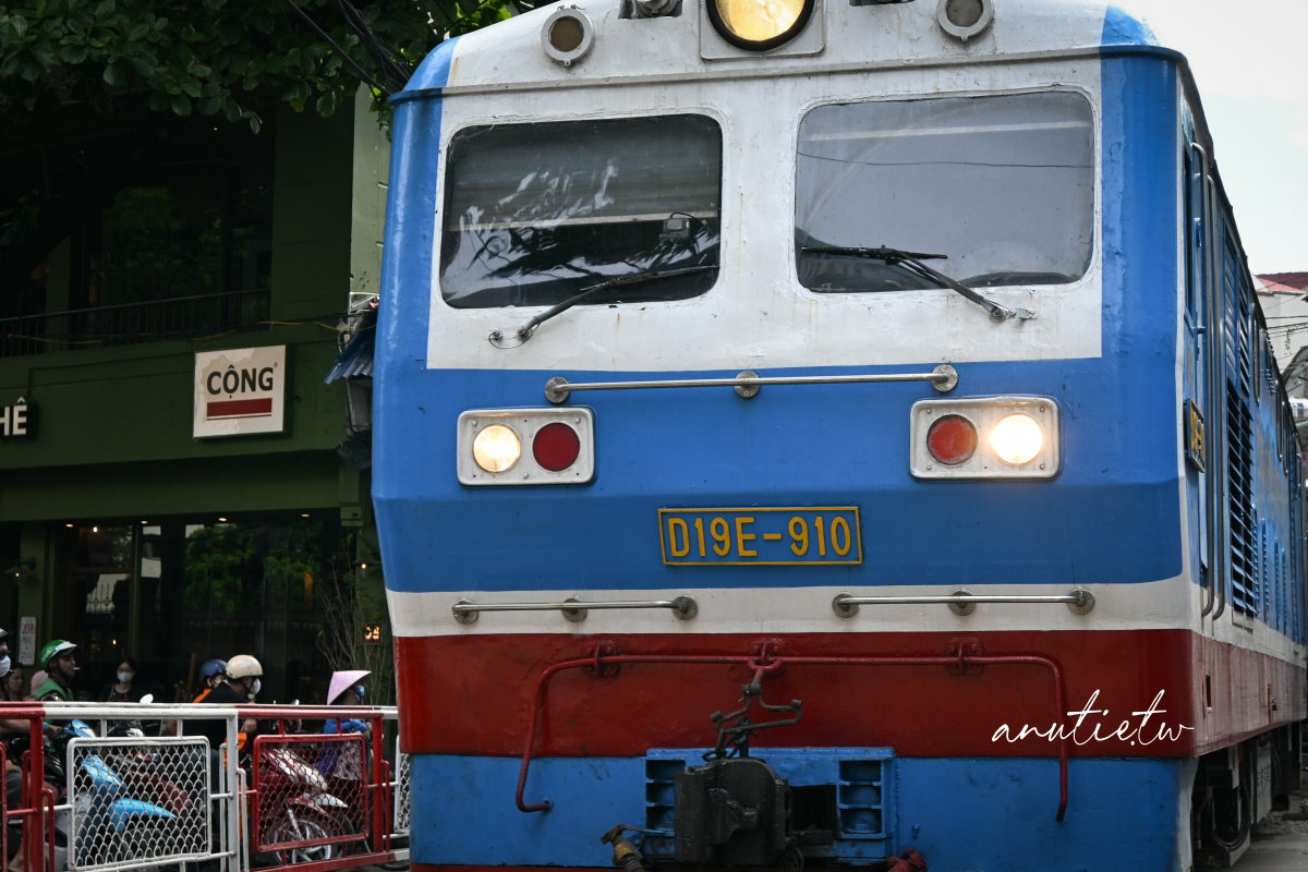 【越南河內旅遊】河內火車咖啡｜Hanoi Train Street 坐在鐵軌旁喝咖啡，火車一來咖啡多了粉塵風味
