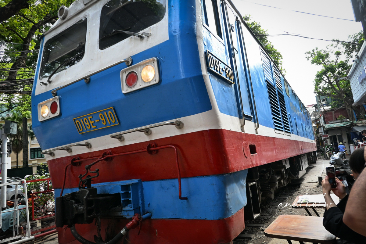 【越南河內旅遊】河內火車咖啡｜Hanoi Train Street 坐在鐵軌旁喝咖啡，火車一來咖啡多了粉塵風味