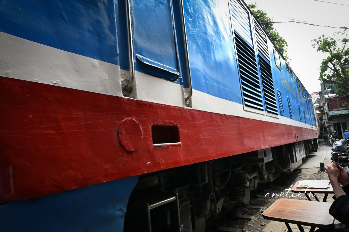 【越南河內旅遊】河內火車咖啡｜Hanoi Train Street 坐在鐵軌旁喝咖啡，火車一來咖啡多了粉塵風味