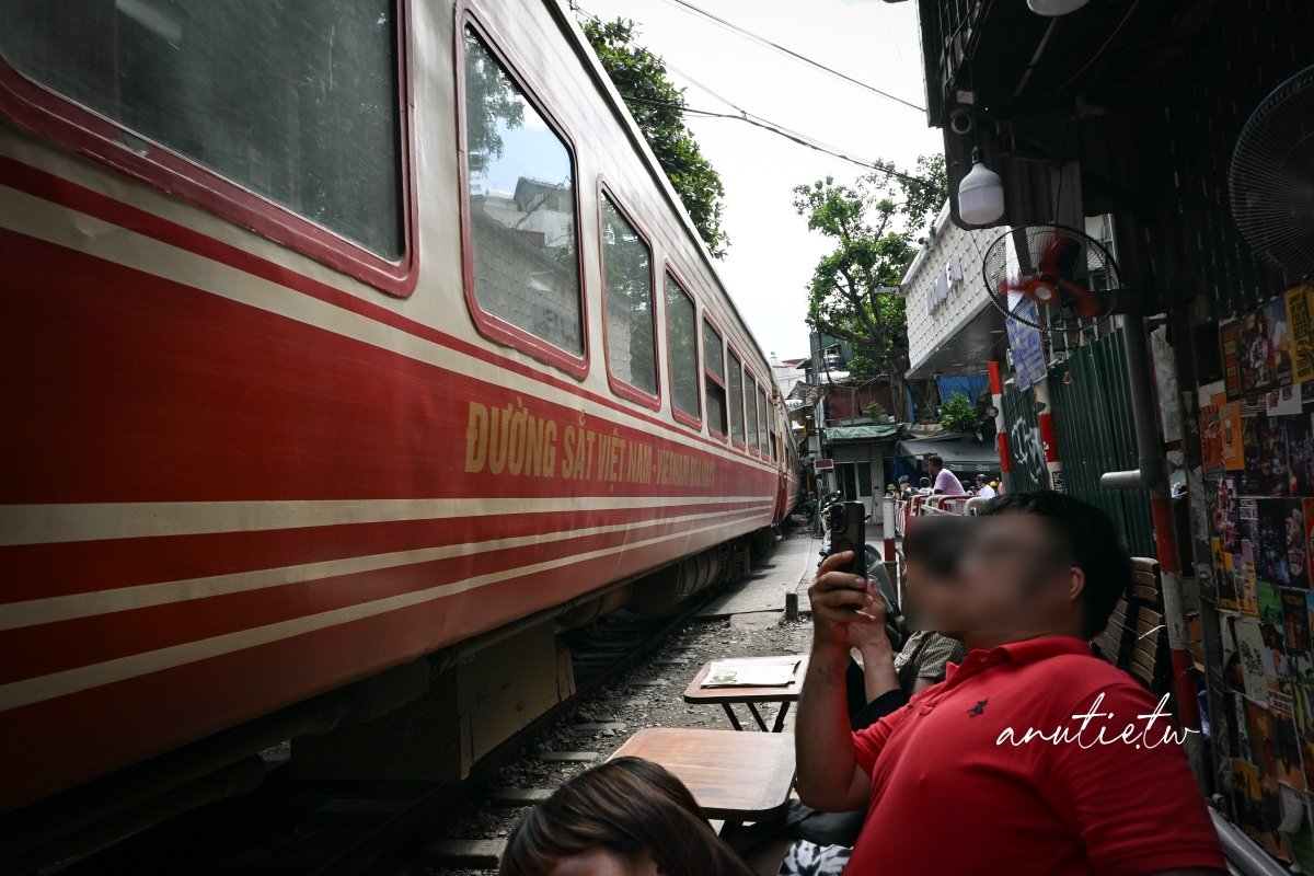 【越南河內旅遊】河內火車咖啡｜Hanoi Train Street 坐在鐵軌旁喝咖啡，火車一來咖啡多了粉塵風味