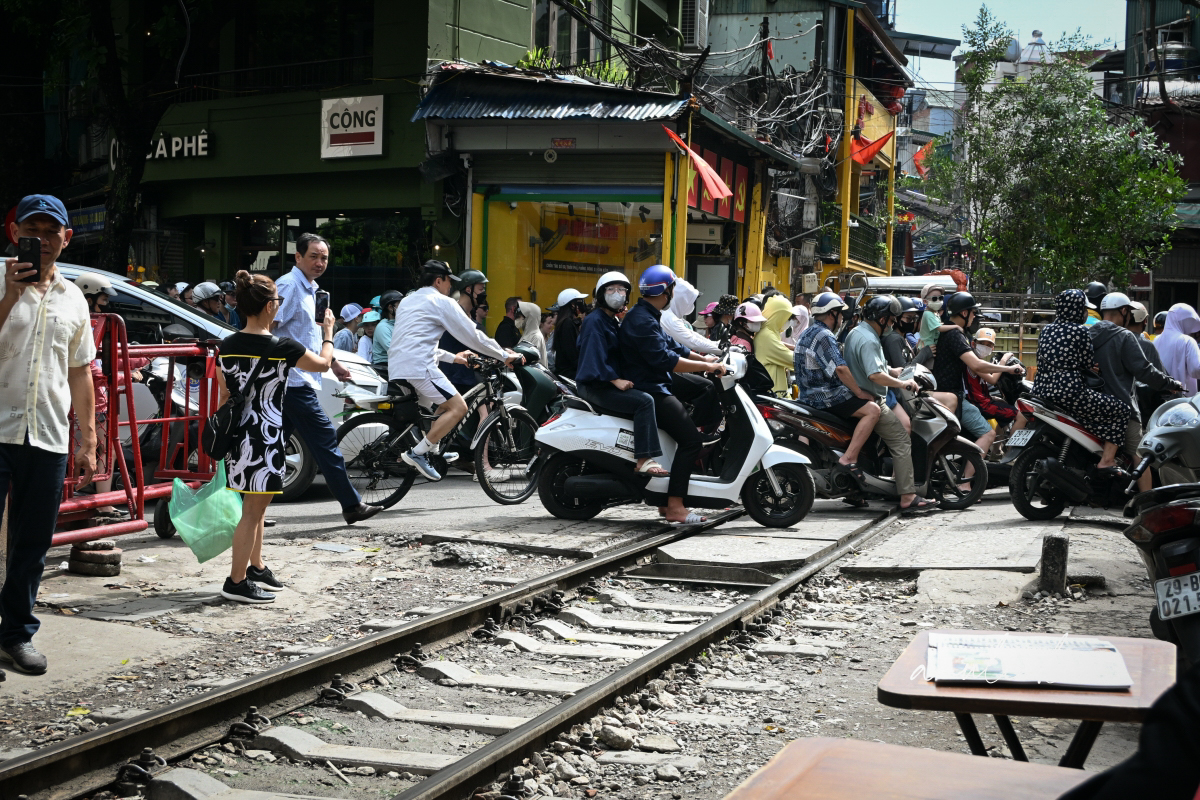【越南河內旅遊】河內火車咖啡｜Hanoi Train Street 坐在鐵軌旁喝咖啡，火車一來咖啡多了粉塵風味