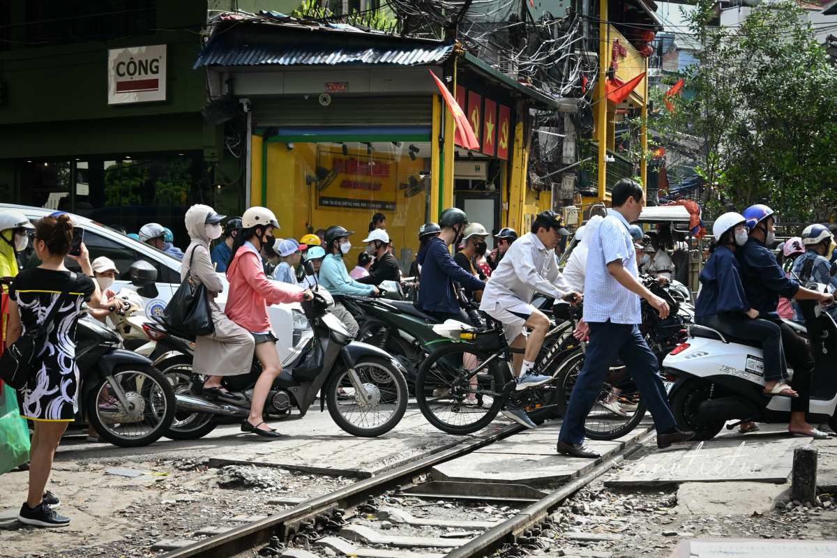 【越南河內旅遊】河內火車咖啡｜Hanoi Train Street 坐在鐵軌旁喝咖啡，火車一來咖啡多了粉塵風味
