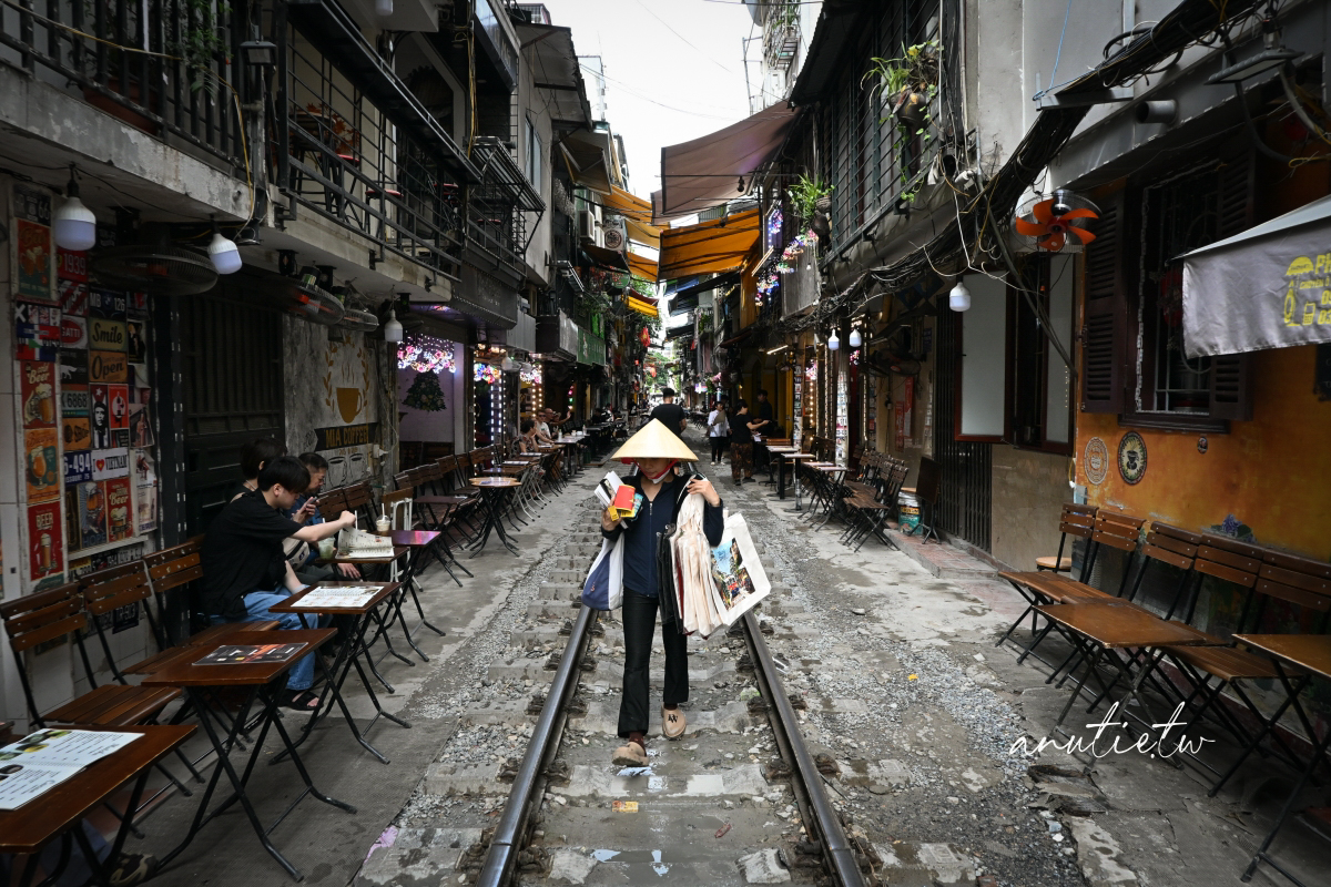 【越南河內旅遊】河內火車咖啡｜Hanoi Train Street 坐在鐵軌旁喝咖啡，火車一來咖啡多了粉塵風味