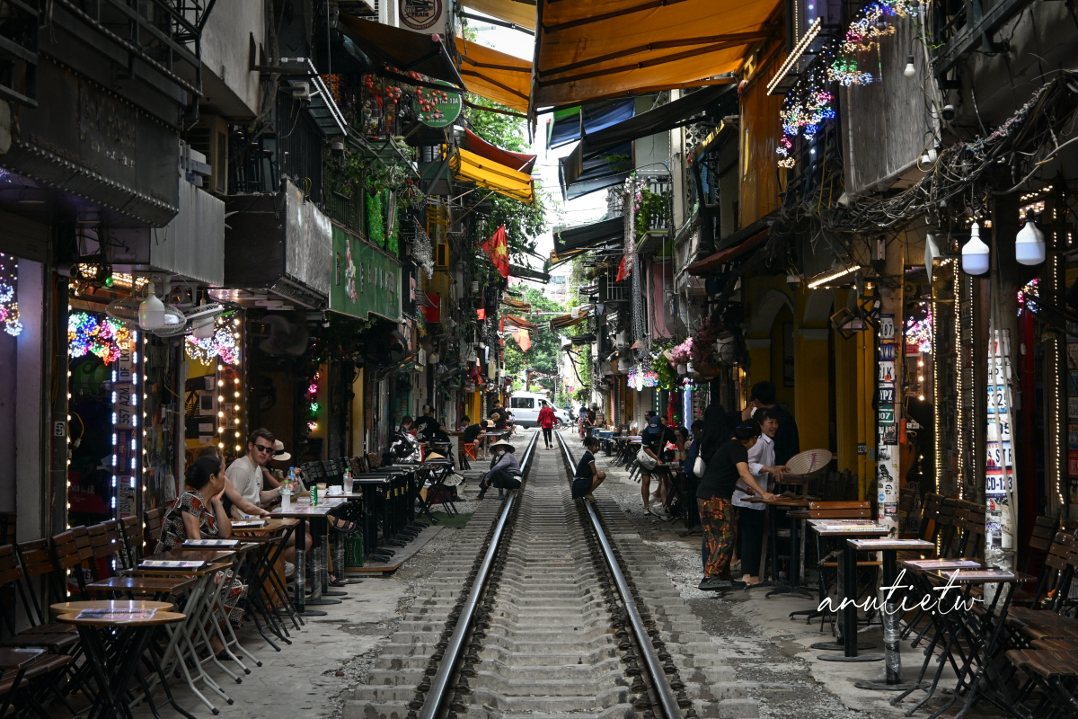【越南河內旅遊】河內火車咖啡｜Hanoi Train Street 坐在鐵軌旁喝咖啡，火車一來咖啡多了粉塵風味