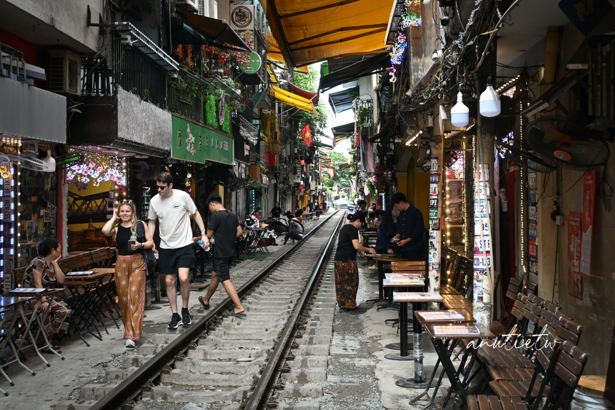 【越南河內旅遊】河內火車咖啡｜Hanoi Train Street 坐在鐵軌旁喝咖啡，火車一來咖啡多了粉塵風味