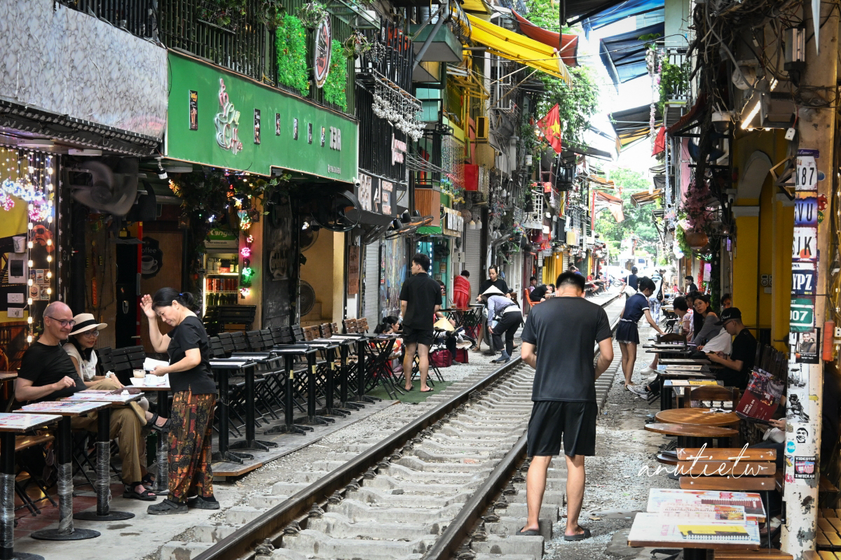 【越南河內旅遊】河內火車咖啡｜Hanoi Train Street 坐在鐵軌旁喝咖啡，火車一來咖啡多了粉塵風味