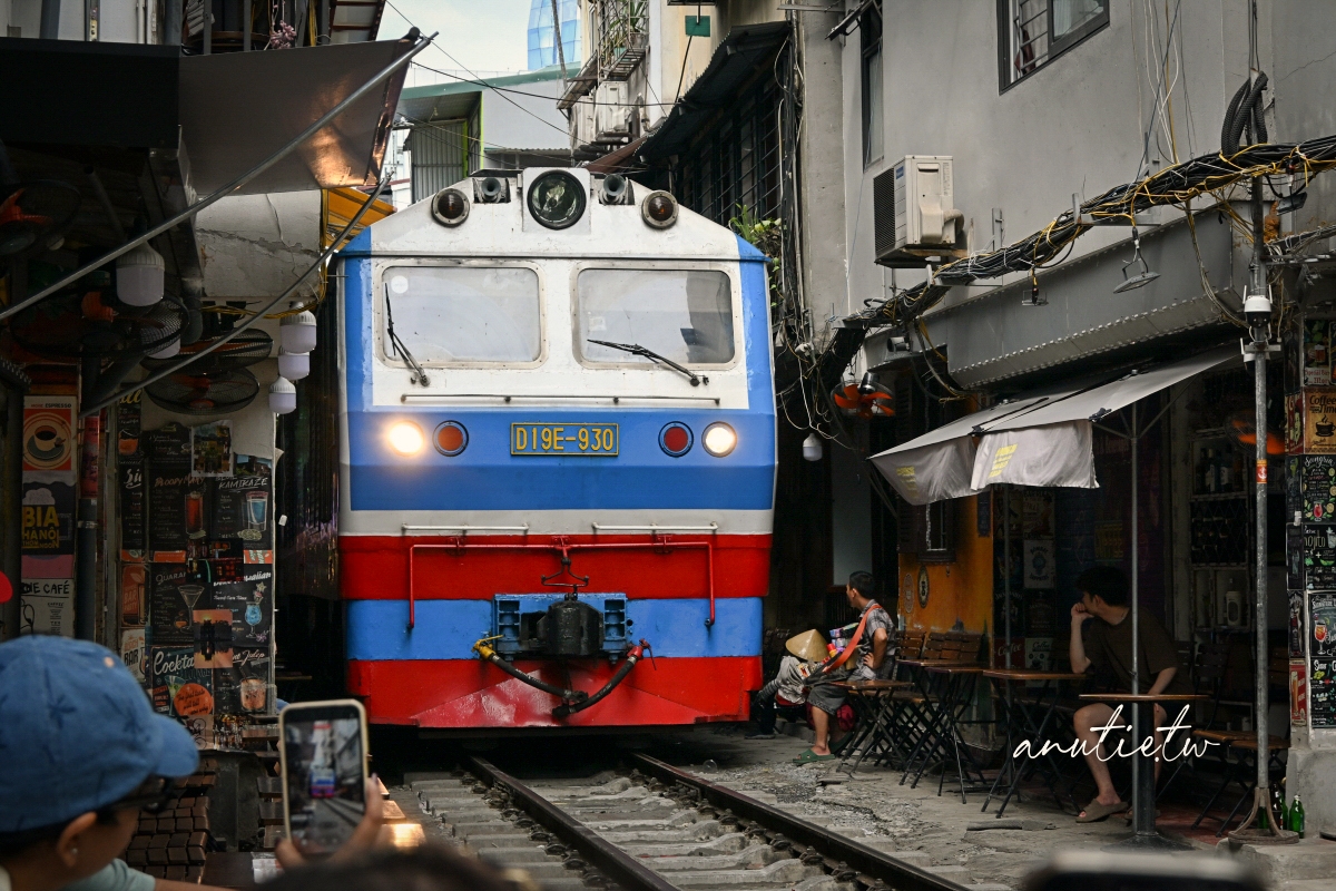 【越南河內旅遊】河內火車咖啡｜Hanoi Train Street 坐在鐵軌旁喝咖啡，火車一來咖啡多了粉塵風味