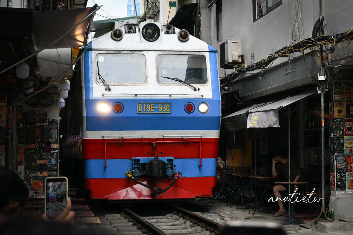 【越南河內旅遊】河內火車咖啡｜Hanoi Train Street 坐在鐵軌旁喝咖啡，火車一來咖啡多了粉塵風味