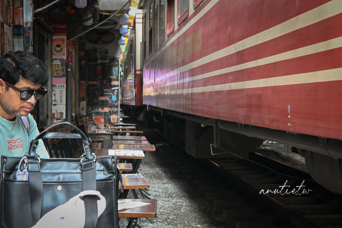 【越南河內旅遊】河內火車咖啡｜Hanoi Train Street 坐在鐵軌旁喝咖啡，火車一來咖啡多了粉塵風味