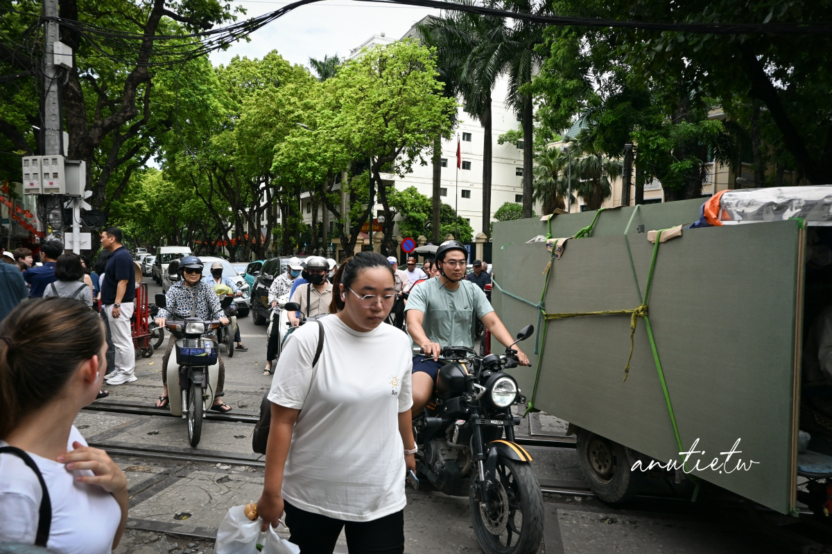 【越南河內旅遊】河內火車咖啡｜Hanoi Train Street 坐在鐵軌旁喝咖啡，火車一來咖啡多了粉塵風味