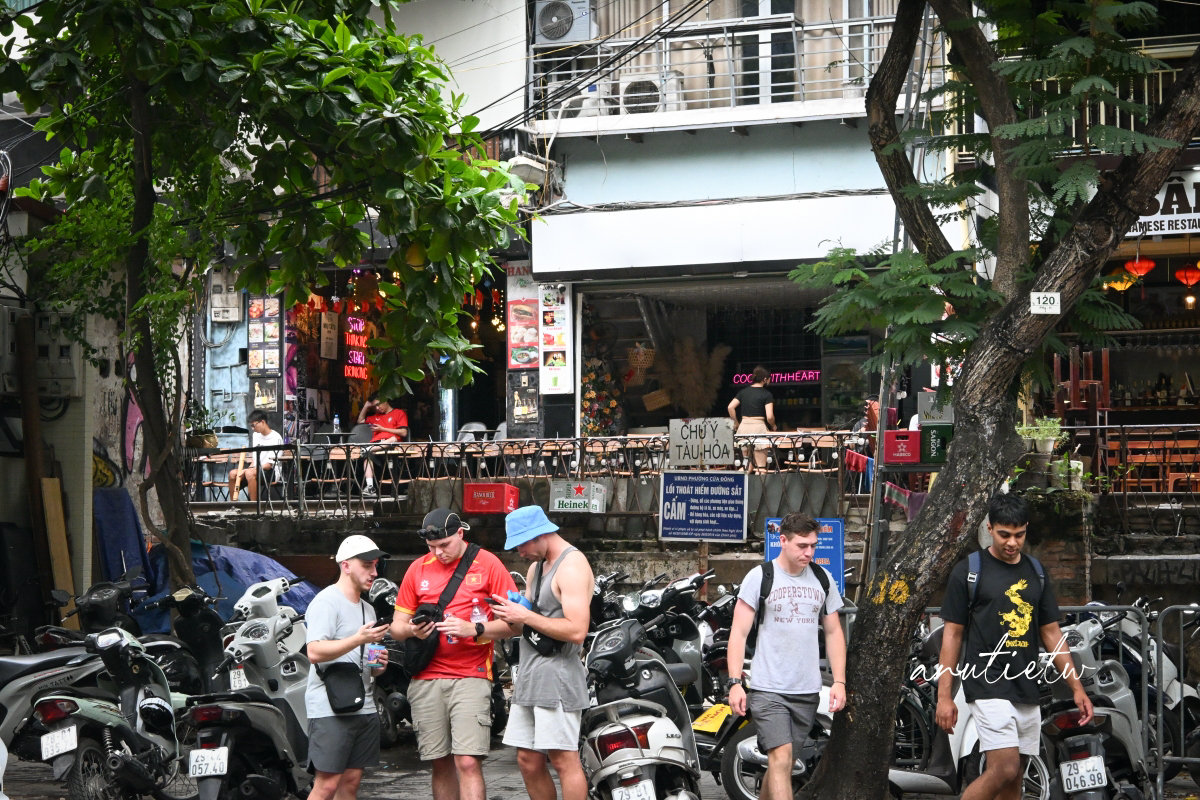【越南河內旅遊】河內火車咖啡｜Hanoi Train Street 坐在鐵軌旁喝咖啡，火車一來咖啡多了粉塵風味