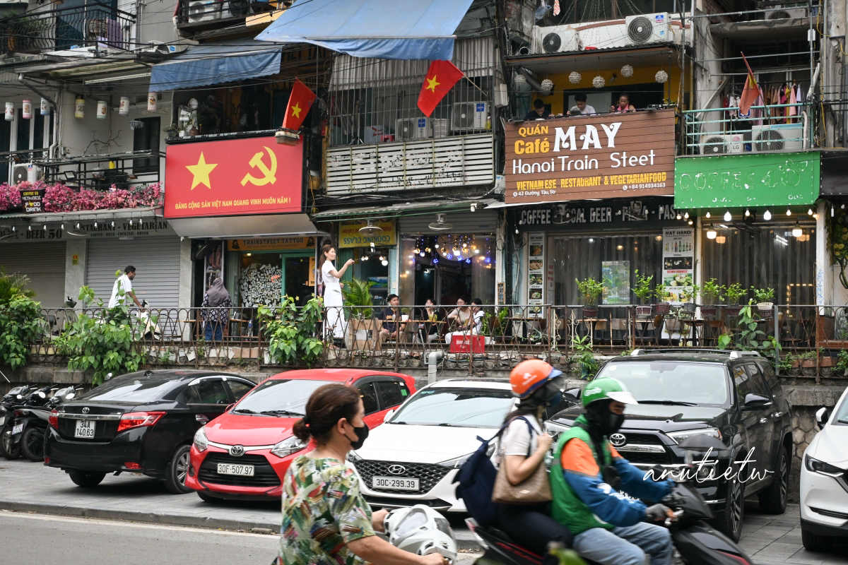 【越南河內旅遊】河內火車咖啡｜Hanoi Train Street 坐在鐵軌旁喝咖啡，火車一來咖啡多了粉塵風味