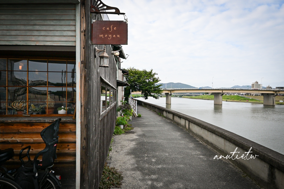 【岡山咖啡廳】後樂園｜Cafe Moyau，旭川旁老屋咖啡廳，蛋糕有水準還可以選半半，一次可以吃到兩種口味！