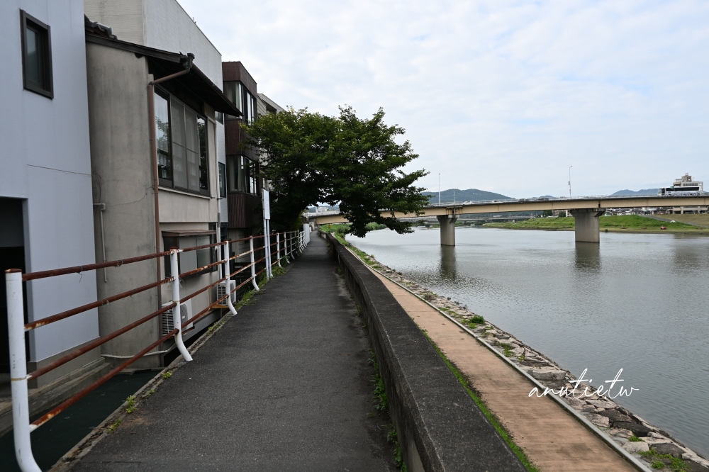 【岡山咖啡廳】後樂園|Cafe Moyau,旭川旁老屋咖啡廳,蛋糕有水準還可以選半半,一次可以吃到兩種口味! - 第4張圖 【岡山咖啡廳】後樂園|Cafe Moyau,旭川旁老屋咖啡廳,蛋糕有水準還可以選半半,一次可以吃到兩種口味!